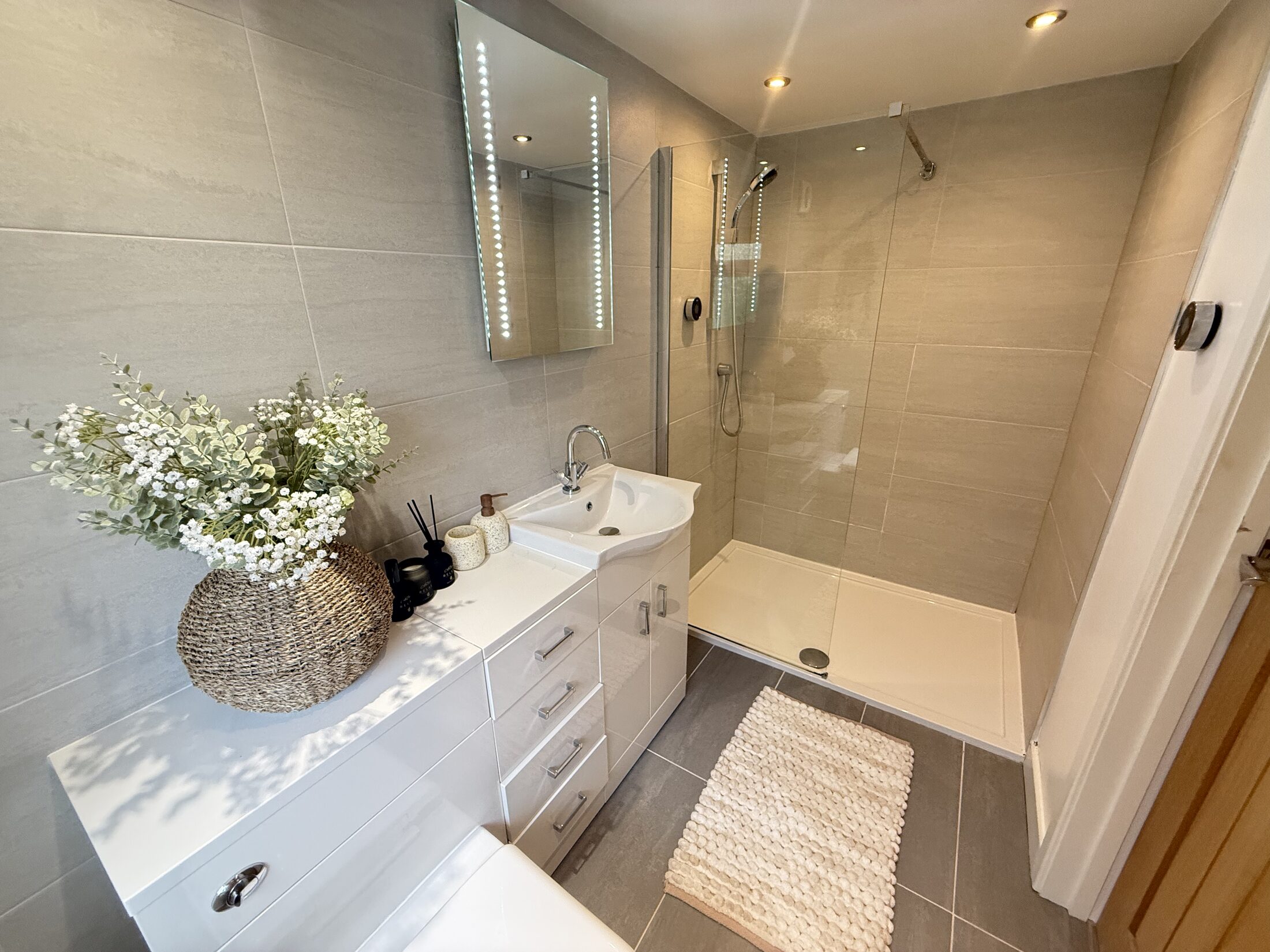 En-suite shower room at 10 Cardan Drive, Ilkley