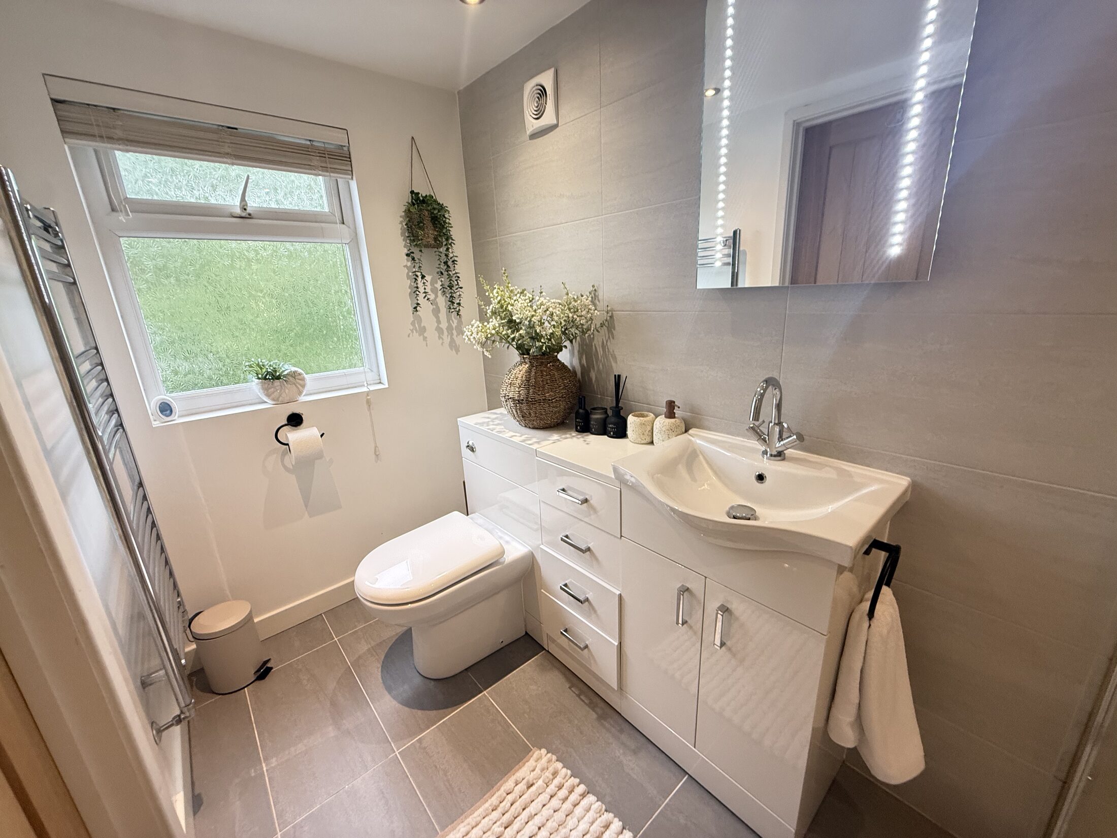 En-suite shower room at 10 Cardan Drive, Ilkley